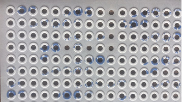小さい穴によって型抜きされる二重上塗を施してあるティッシュ テープ9448A材料0.15mm