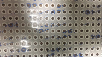 小さい穴によって型抜きされる二重上塗を施してあるティッシュ テープ9448A材料0.15mm