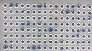 小さい穴によって型抜きされる二重上塗を施してあるティッシュ テープ9448A材料0.15mm