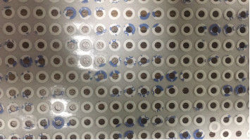 小さい穴によって型抜きされる二重上塗を施してあるティッシュ テープ9448A材料0.15mm